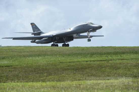 A B-1B Lancer lands