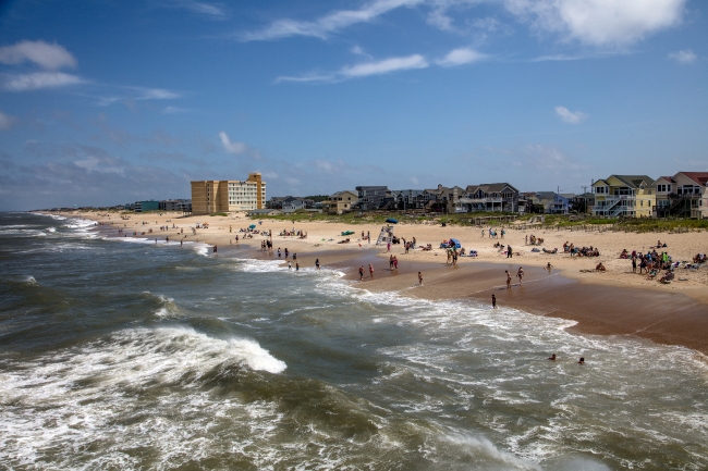 beach scene near jennettes pier in nags head north carolinas out