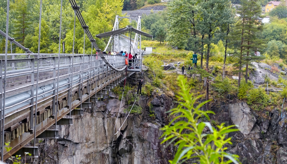 bungie jumping off bridge in norway