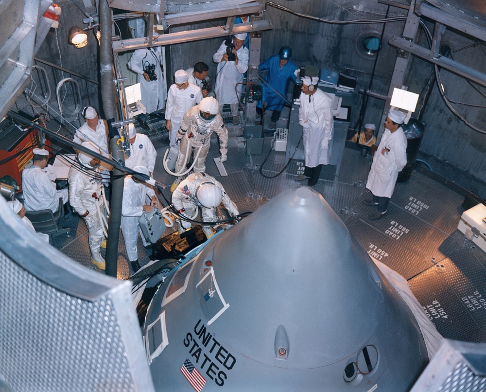 Crew of pollo 204 mission prepare for the first manned test of t