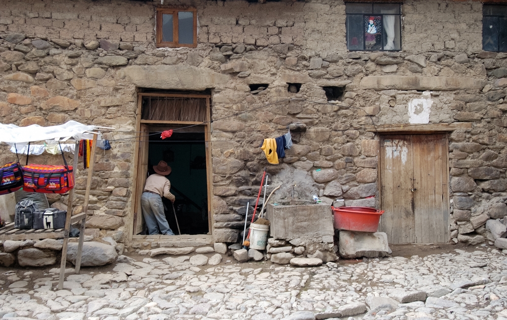 Entrance-rock-adobe-style-home-in-Ollantaytambo-Peru