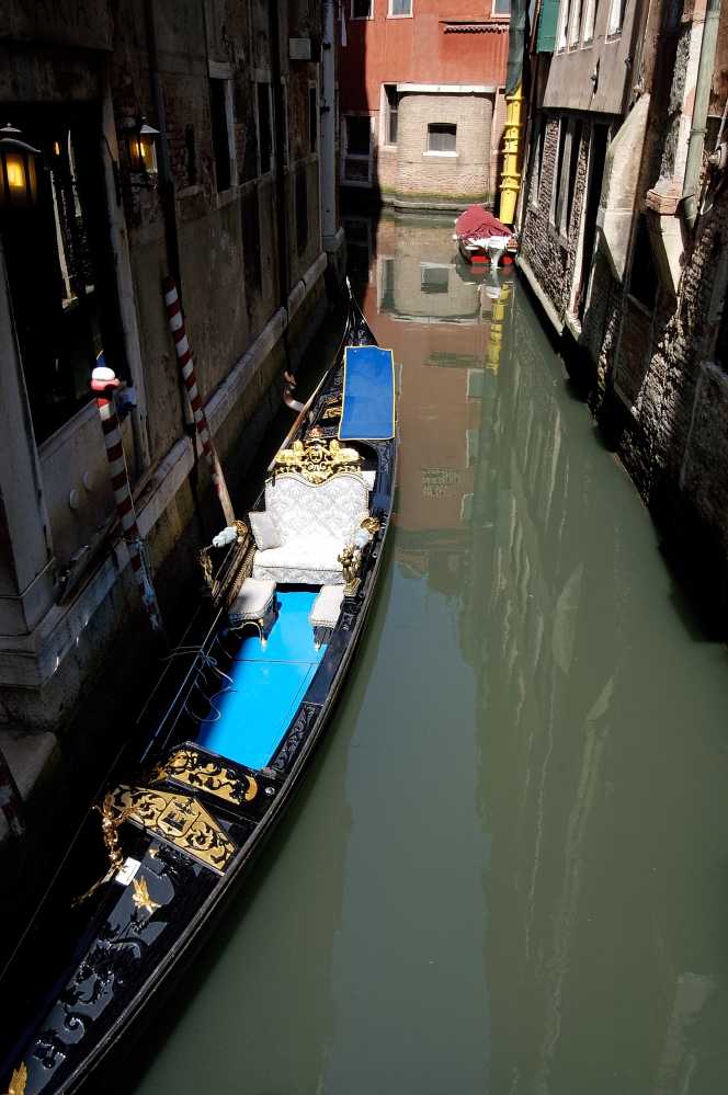 Gondolas on the narrow canal in Venice Photo 8237