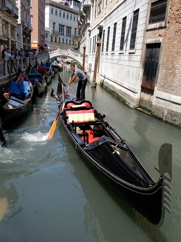 Gondolas on the narrow canal in Venice Photo 8285A