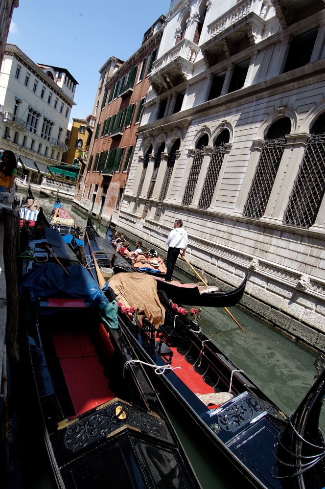 Gondolas on the narrow canal in Venice Photo 8289
