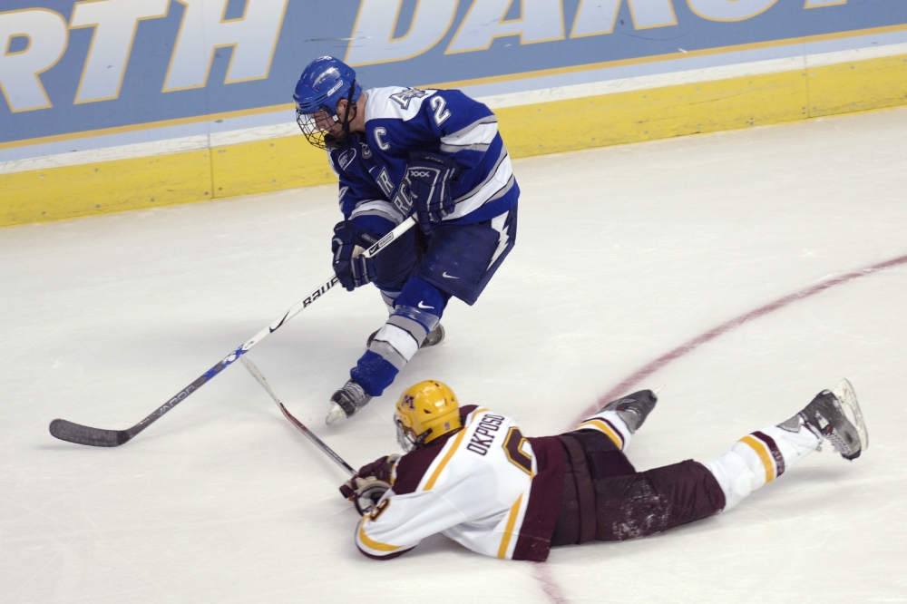 hands the puck