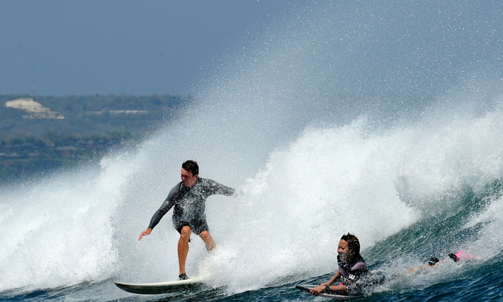 Surfing Indonesia