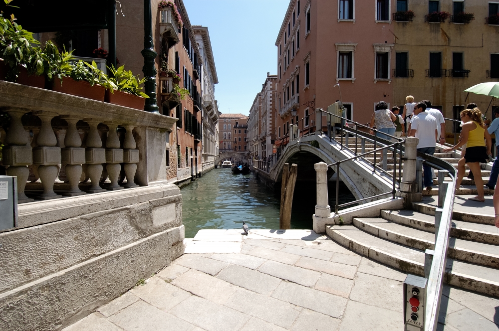 Tourist walking over canal bridge 8294A