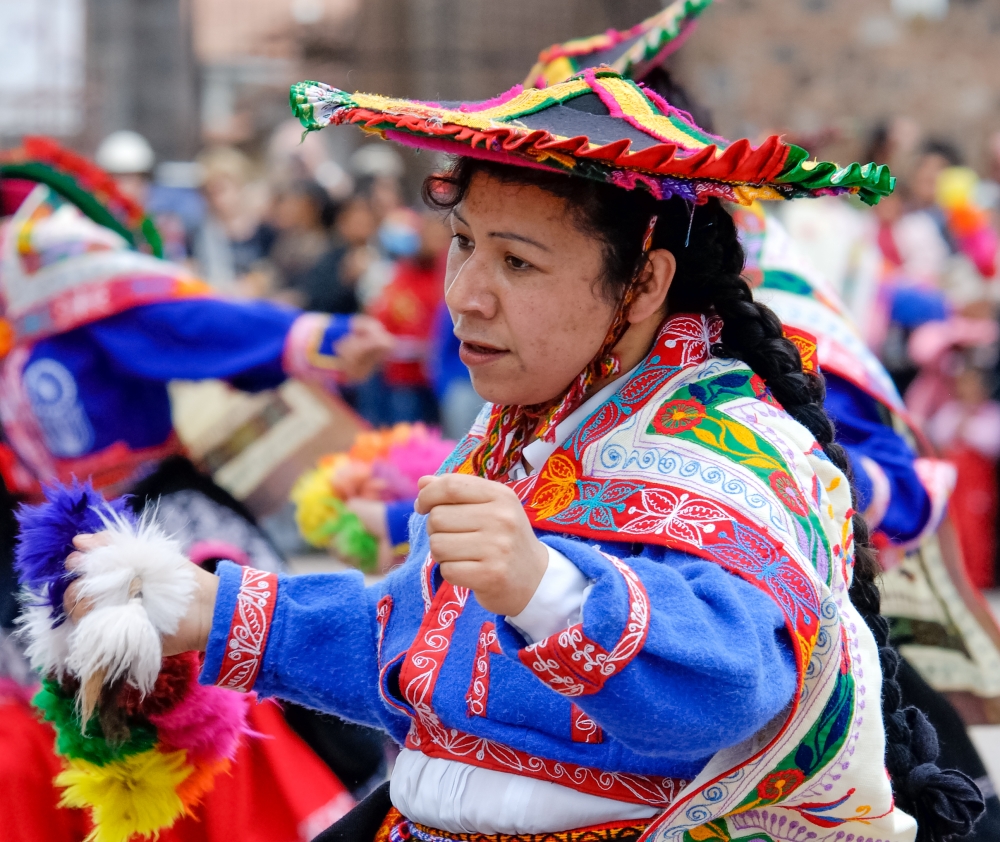 woman dancers wearing colorful traditional costumes cuzco peru 0