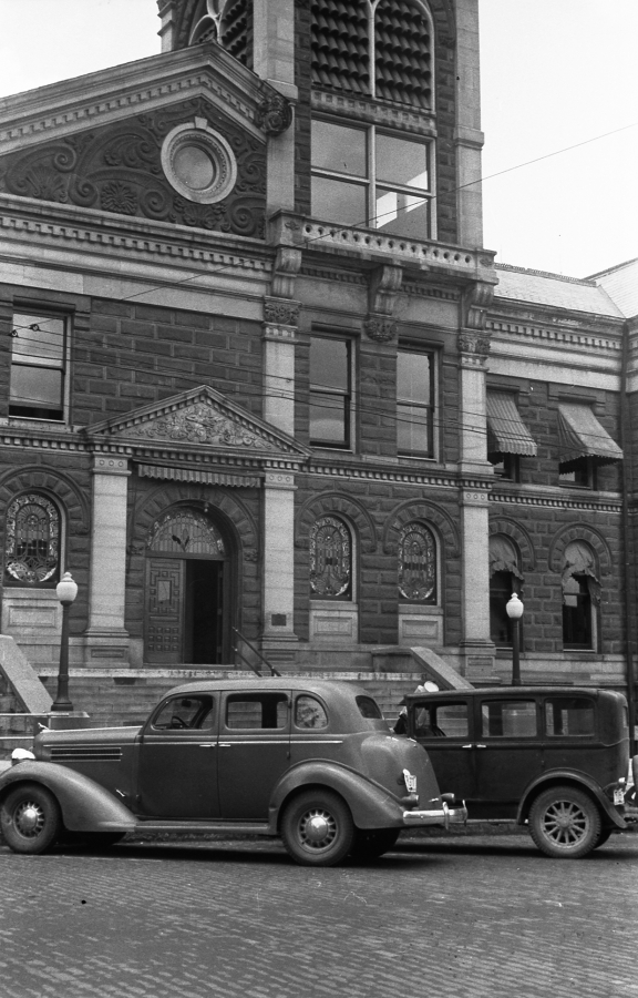 Cars parked in front of Courthouse