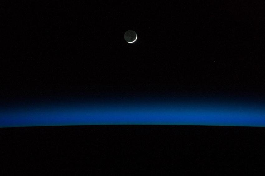 iss040 e 005986 crescent moon and earths horizon