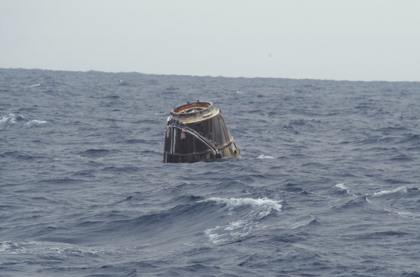 spacex dragon cargo craft after splashdown