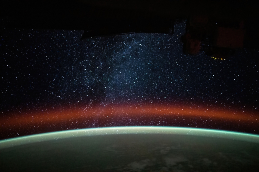 the milky way is pictured above earths atmospheric glow