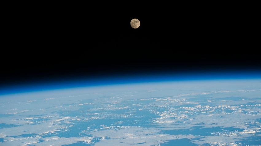 the waxing gibbous moon above the pacific ocean(4)