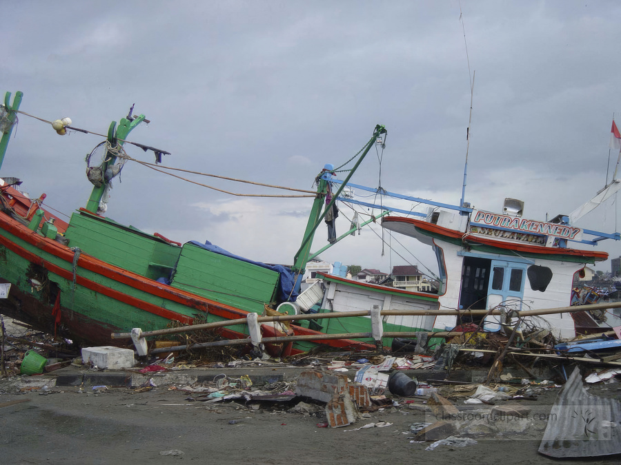 tsunami sumatra indonesia boat washed ashore